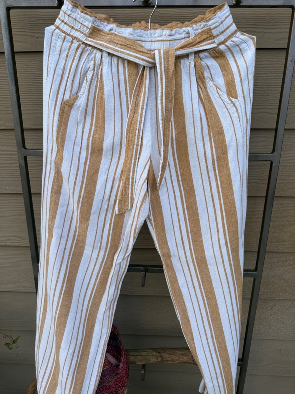 Rewind comfort Striped Tie-Waist Linen-Blend Pants in White & Camel